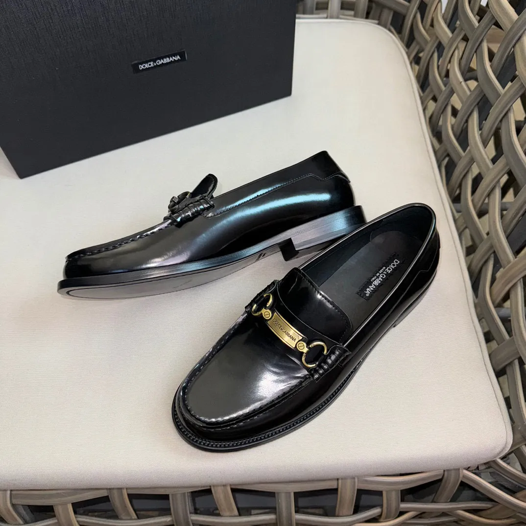 💰¥960 D&G cowhide moccasin loafers for men｜Embellished with DG hardware nameplate｜Made of imported calfskin｜Retro and shiny texture complement each other｜Release charming tones to outline a confident posture｜Imported calfskin + cowhide lining + Italian leather outsole Size: 39-44 (38.45 custom-made)